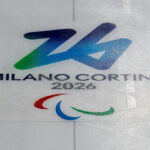 Piste de glace avec le logo de jeux Paralympiques d'hiver de Milan-Cortina