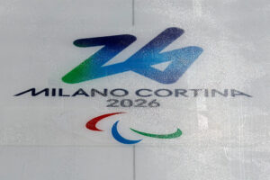 Piste de glace avec le logo de jeux Paralympiques d'hiver de Milan-Cortina
